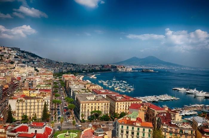 Neapel-Italien-vy-från-höjd-av-de-vackraste-städerna-i-Italien-för att besöka-storlek