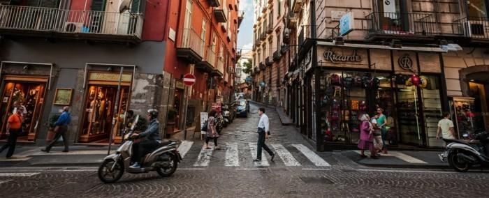 Neapel-de-vackraste-städerna-i-Italien-ditt-besök-till-Neapel-havet-skönhet-och-färgade-hus-storlek
