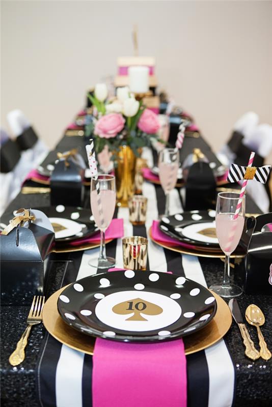 párty stôl dekorácia medzi dievčaťom v glamour zlatej farbe s ružovými a čiernymi bielymi akcentmi, fuchsiový ružový obrúsok skladací pod tanierom