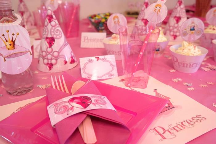 ako ozdobiť narodeninový stôl pre dievčatko na tému princezny v ružových farbách, skladací obrúsok vo vrecku