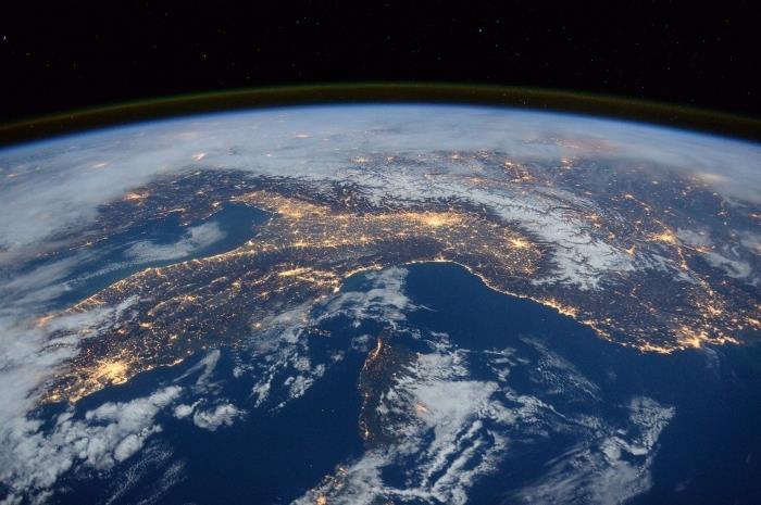 خلفية مجانية للكمبيوتر ، صورة الأرض من الفضاء ، صورة الأرض وضوء الليل مع الضباب