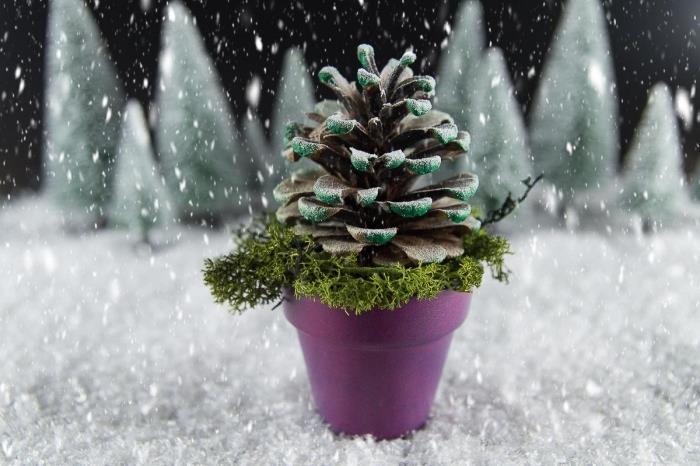 idé hur man gör en kotte, lätt juldekorationsobjekt, modell av kott färgad i grönt i en mini blomkruka