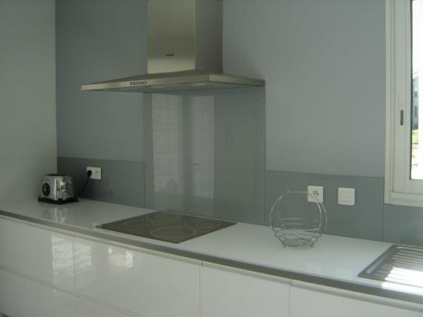 neutral-kök-färger-låg-splashback-i-glas