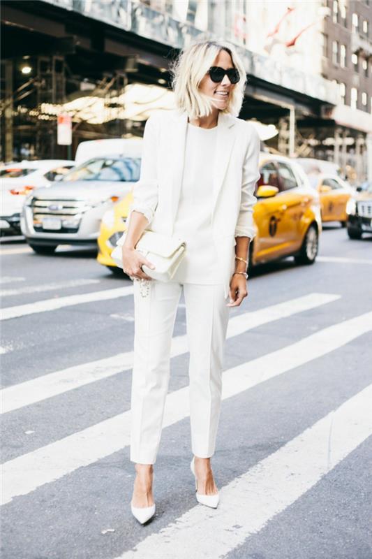New York street style, foto av kvinna i damdräktjacka, dambyxa chic feminin outfit