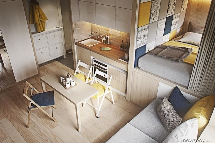kök layout litet träkök med matsal med trämöbler, sängmadrass på plattform dold av en grå gardin, grå, gul och blå deco accenter