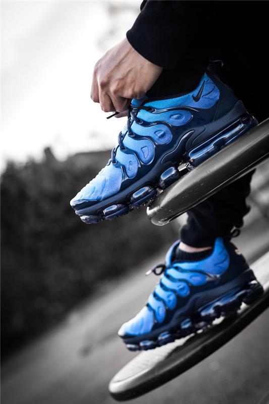Trendové tenisky Nike VaporMax Plus jar 2018 na modrej fotografii