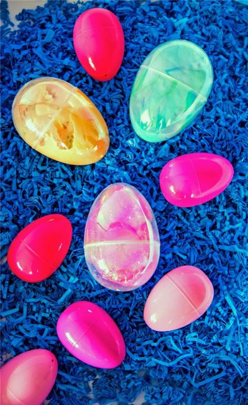بيض عيد الفصح البلاستيكي ، ستة في ظلال مختلفة من اللون الوردي ، وثلاثة بيض أكبر واضحة ، تحتوي جميعها على قولبة ذاتية الصنع ، لزجة سلايم رقيق