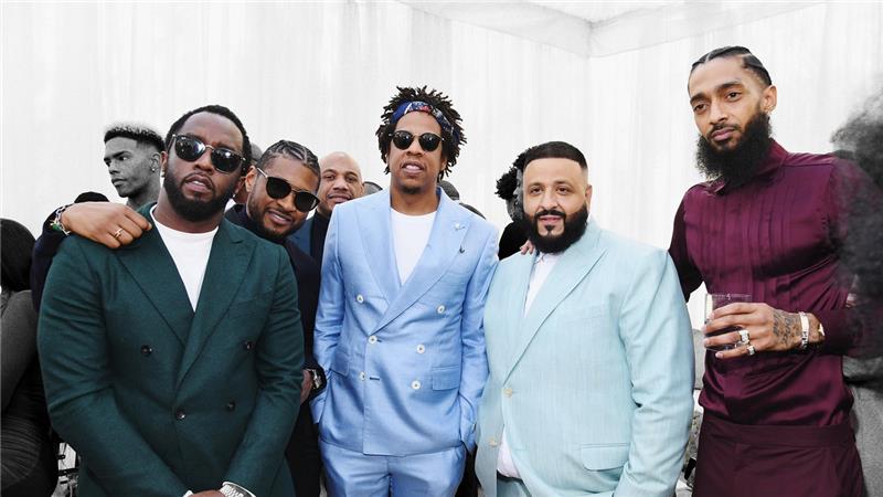 fotografia P Diddyho, Jay-Z Dj Khaleda a Nipsey Hussleovej v jasných kostýmoch na slávnostnom ceremoniáli