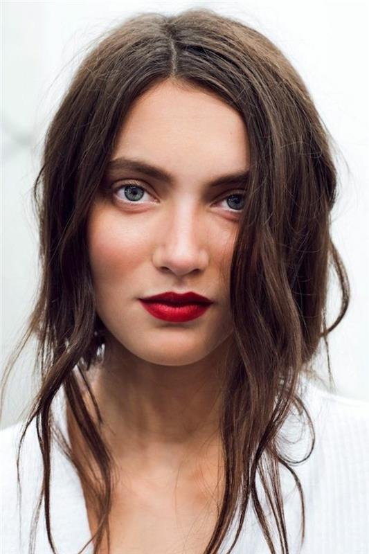 no-make-up-look-blue-makeup-hnedé-oči-pery-v-tmavo-červeno-hnedých vlasoch