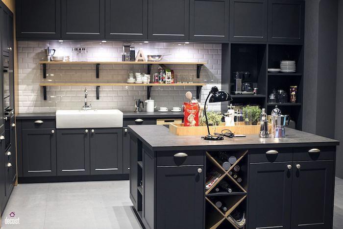 Čierna kuchyňa s chrbtom z bielych tehál, farby, ktoré spolu ladia, štýlová trendová dvojfarebná kuchyňa