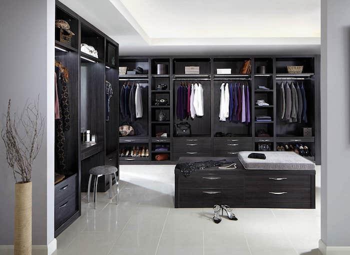 Garderobskåp sovrum förvaringsskåp gör plats för hans kläder ö i det moderna omklädningsrummet