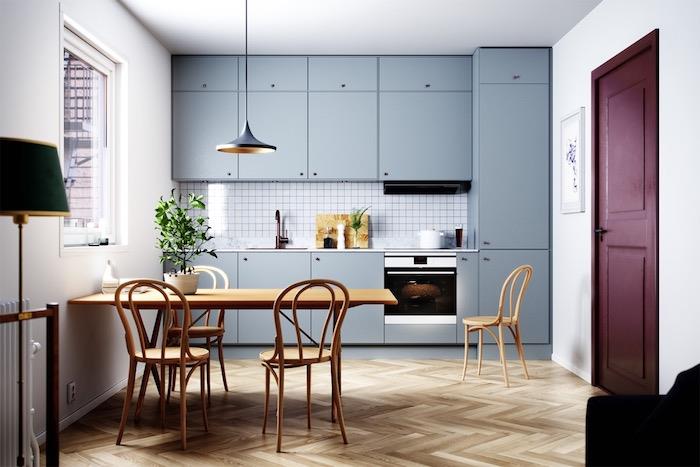 Vymaľujte kuchyňu bielou a dvere purpurovo, aby získali farebný akcent, drevený jedálenský stôl, kuchyňu v štýle deco v škandinávskom štýle