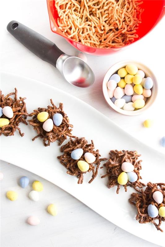 mittidé för påskfesten med mini påskdessert med smält choklad och krispiga stekta nudlar