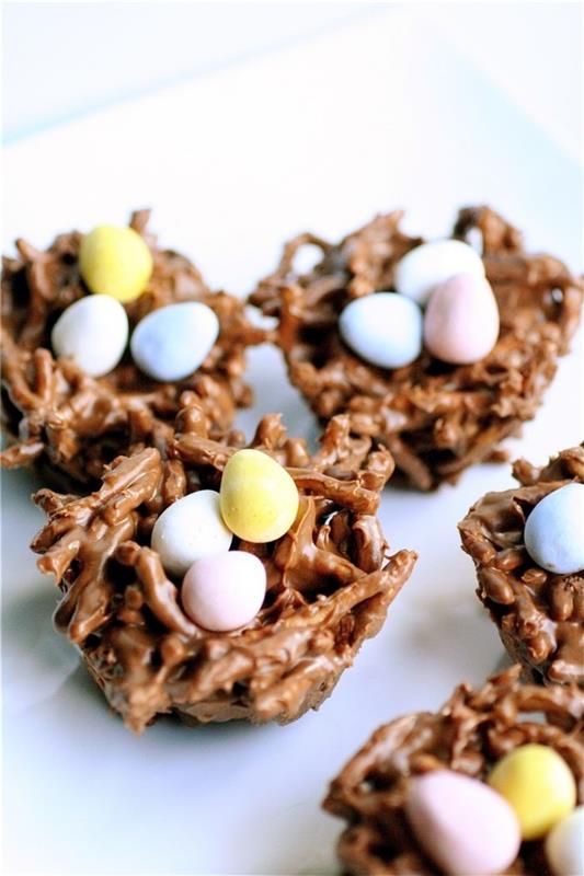 idé att göra en snabb och enkel påskmuffin, ministårta med stekta nudlar och smält mjölkchoklad