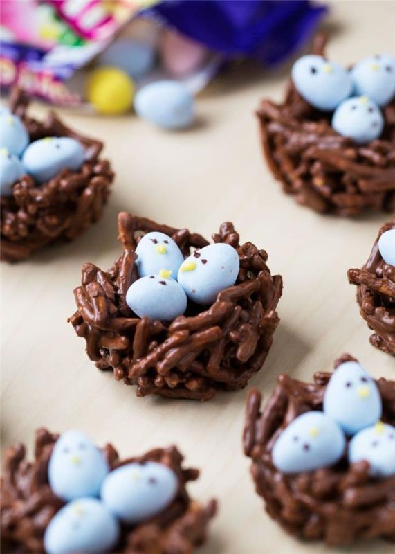 lättlagad mini choklad påsk tårta, påsknudlar i form av ett bo med stekta nudlar och choklad