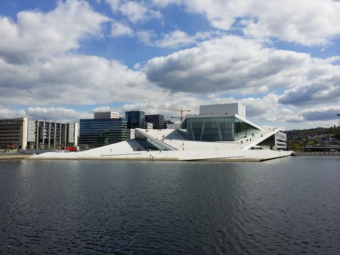 moderná budova novej opery v nórskom hlavnom meste, ktorá je súčasťou novej ekologickej architektúry, oslo, európske zelené hlavné mesto v roku 2019