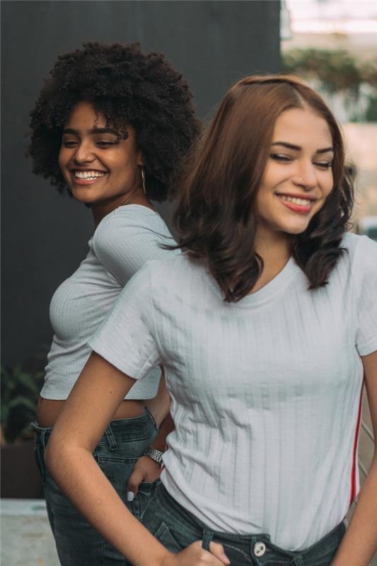 Dvaja priatelia v rovnakom oblečení, trend účesu 2020, dlhý účes pre ženy