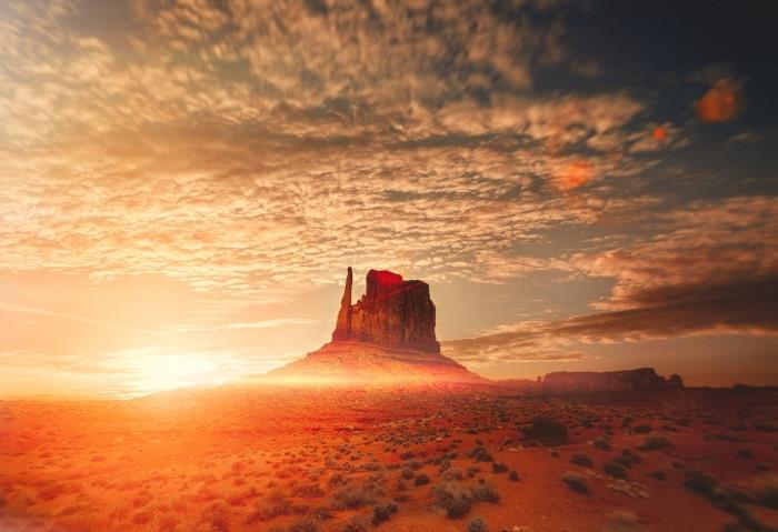 východ slnka pre pozadie prírodných tapiet, modrá obloha s bielymi mrakmi so slnečnými lúčmi nad púšťou