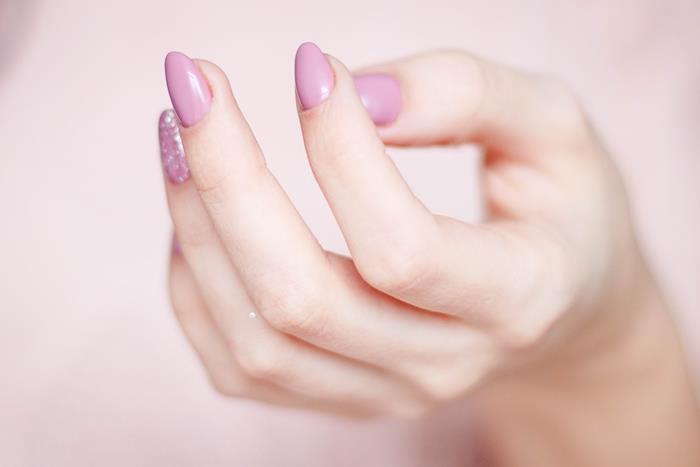 odtiene ružového laku trend jar 2021 manikúra ružové nechty nail art trblietky ružové konfety