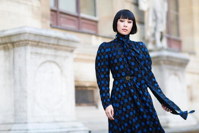 Caschetto corto donna per dei capelli di colore nero e frangia pari، abito lungo di colore nero blu