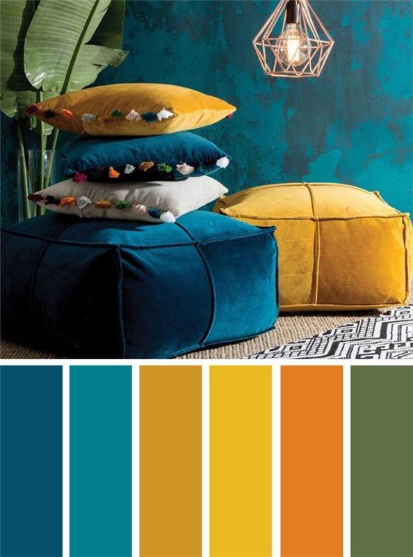 nápad, akú farbu spojiť s tmavomodrou, etnickou výzdobou v obývacej izbe s tmavomodrými stenami s doplnkami horčicovožltej farby