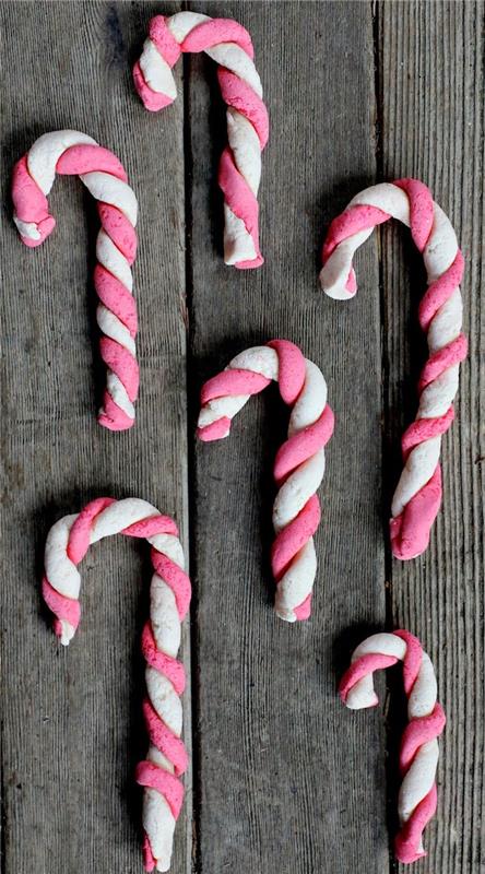 falošná ozdobná lízanka v bielej a ružovej soľnej paste ako nápad na aktivitu na vianočné sviatky pre deti