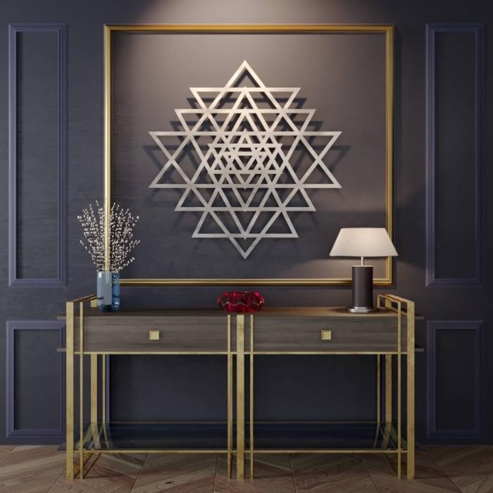 snygg dekorativ idé i en hall med mörka väggar och trägolv möblerade med trä- och guldmöbler, snygg metalldekoration med triangulära mönster
