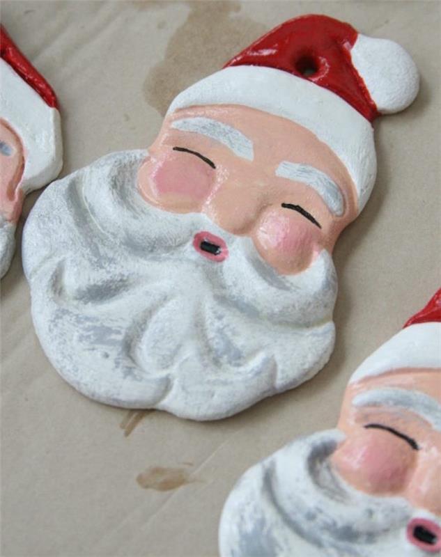 Mikulášska hlava v slanej paste s farbou na bradu a klobúk ako DIY vianočnou ozdobou