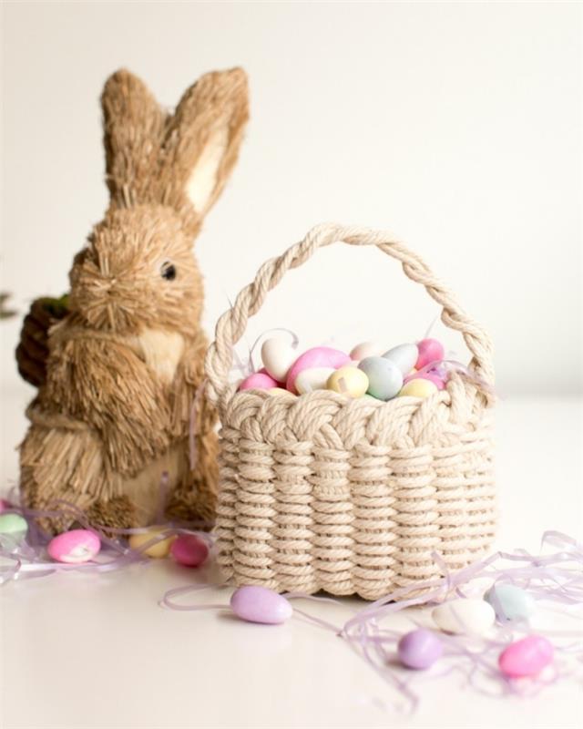 DIY påsk, flätad korgmodell fylld med pastellmålade ägg, kaninfigur för påskborddekoration
