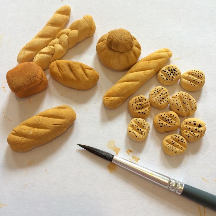 fotka falošná bageta z brioškového chleba v slanom cestí ako originálny nápad na výrobu predmetu pre domácich majstrov