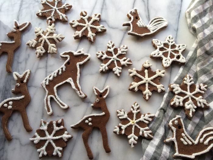 dekoračné predmety zo slaného cesta na vianočnú tému s hviezdičkami a sobmi s imitáciou perníkového cukru hnedej farby