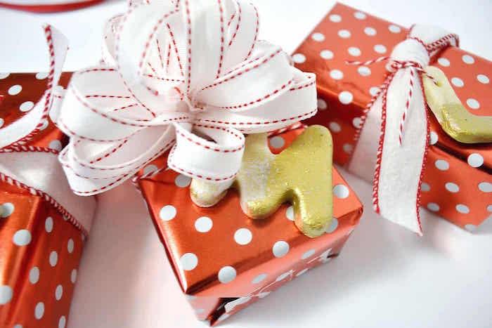 myšlienka drobných vianočných ozdobných predmetov na výrobu slaného cesta ako balíčkov a stuhy