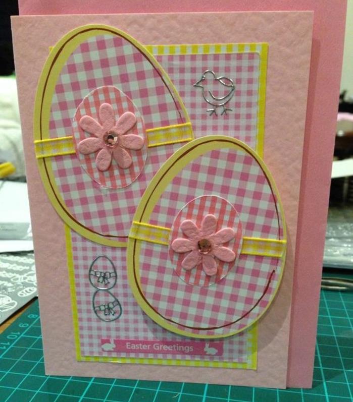 joyeses paques kort, påskägg, rutigt tyg, rosa blommor, rosa pläd idé för ett original gratulationskort att göra till din mamma