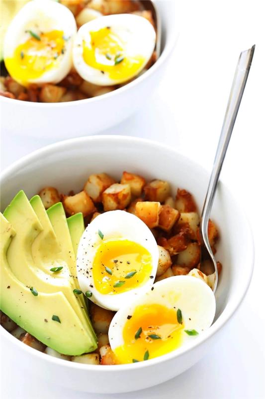 raňajková miska s mäkkými varenými vajíčkami, plátkami avokáda a pečenými batátmi v rúre