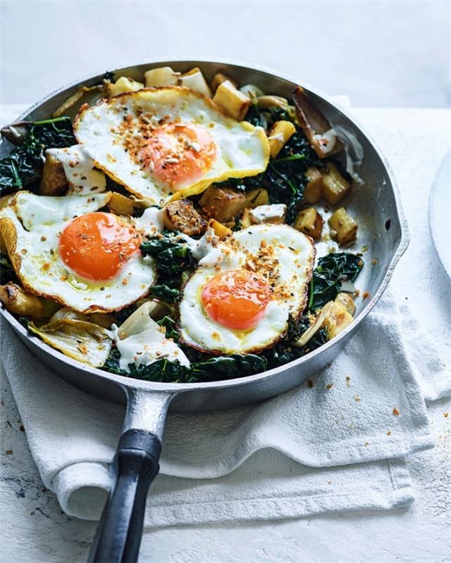 opečená sezónna zelenina s vyprážanými vajíčkami, rýchly recept na večer alebo obed