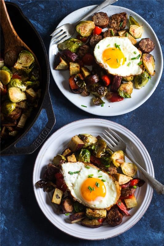 grilovaná zelenina s vyprážanými vajíčkami a klobásami, rýchly recept na večer alebo obed