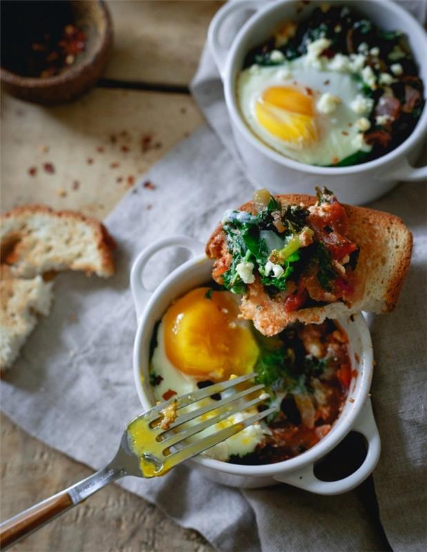 vajíčkové kastróly so špenátom a syrom pripravené v ramekinoch, ktoré si môžete vychutnať s chrumkavým toastom, rýchly recept na večer alebo obed