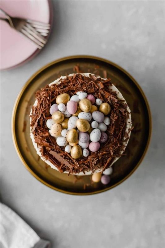 hur man dekorerar en original påskboxtårta med riven choklad och chokladägg, lätt idé om chokladdessert