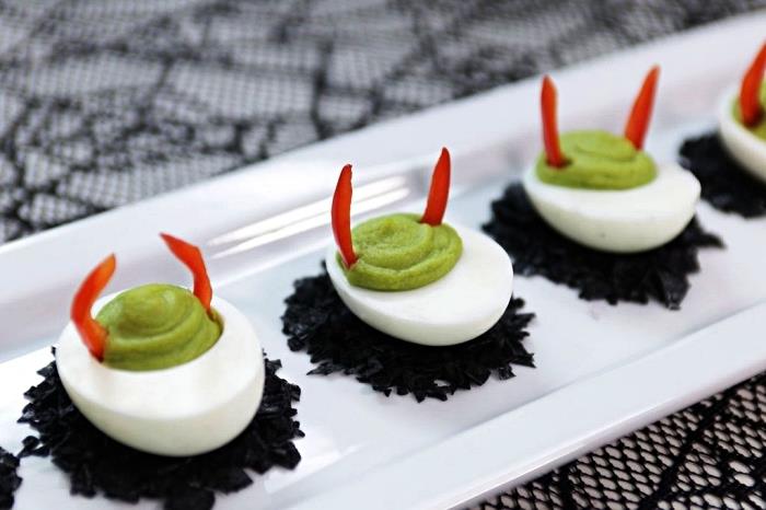 čertovské vajíčka recept na halloweensky aperitív, mimózové vajíčka s avokádom a wasabi, mimózové vajíčka v expresných predjedlách na halloween