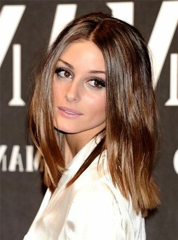 vit blank skjorta, bär av olivia palermo, med chokladbrunt vågigt hår, delade i mitten, brunettfrisyrer, bleklila ögonmakeup