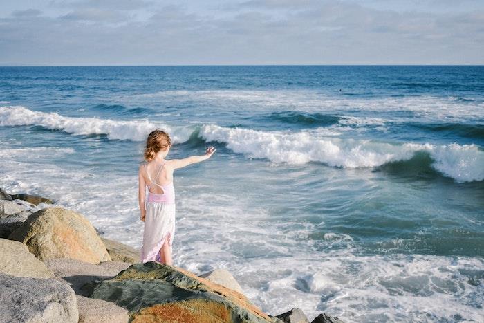 Pri mori dievča ružové a biele šaty, rozkošná fotka veľké vlny, indický vrkoč, účes pre dievča, ako si urobiť účes