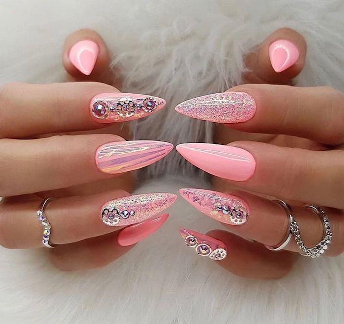 gel naglar sommar nail art trend 2021 långa naglar rosa färg silverutsmyckning