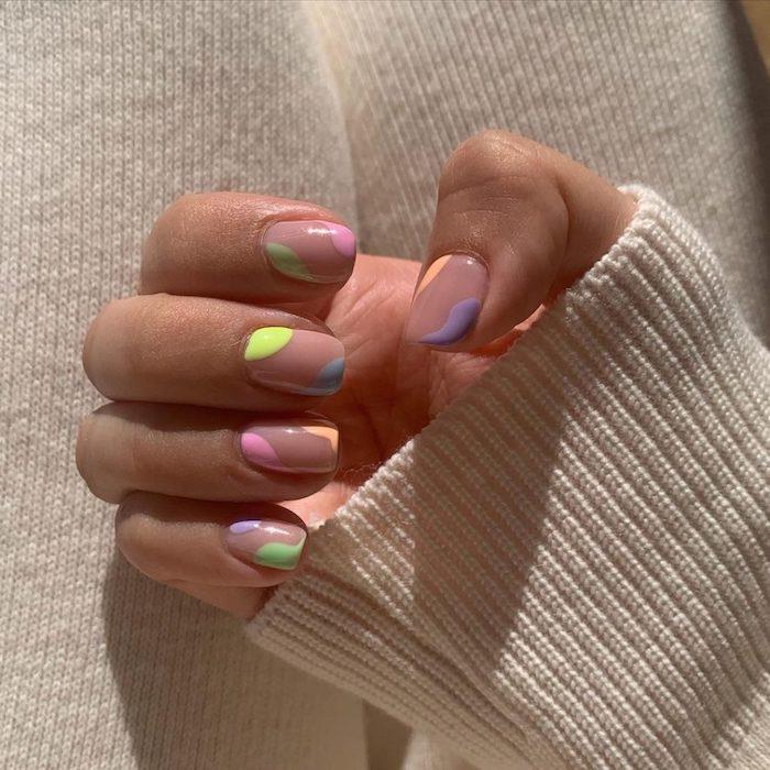 mångfärgad minimalistisk nagel känslig manikyr pastellfärger trendigt nagellack