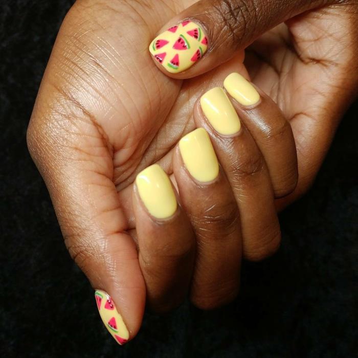 fruktiga designnaglar, vattenmelon, gul nagelfärg, rosa och fräsch nageldesign
