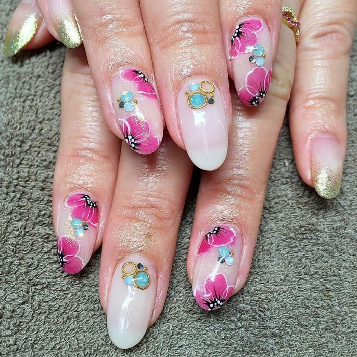 ovala naglar i rosa med blommönster, sommarspikdekoration, gyllene kanter, dekorerade naglar