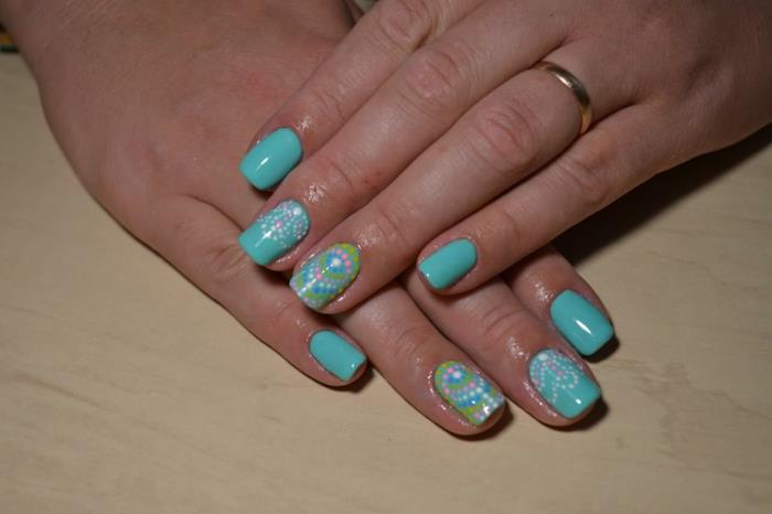 fyrkantiga naglar, blått och grönt lack, etniska mönster med prickar, dekoration på korta naglar
