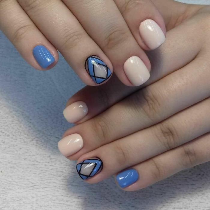 Deco korta naglar, grafiskt mönster, rosa och blå naglar, nagelkonstidé för sommaren