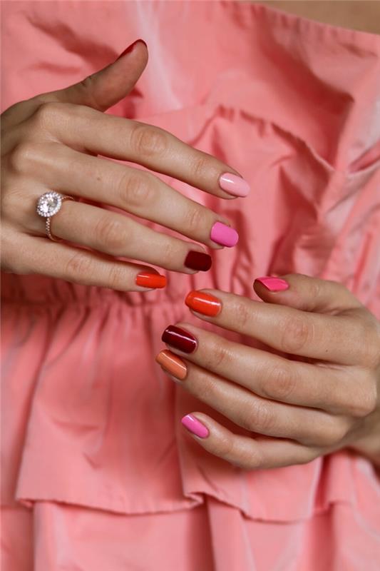 nechty niekoľko farieb odtiene lak oranžová základná farba ružový tón prsteň dlhé nechty