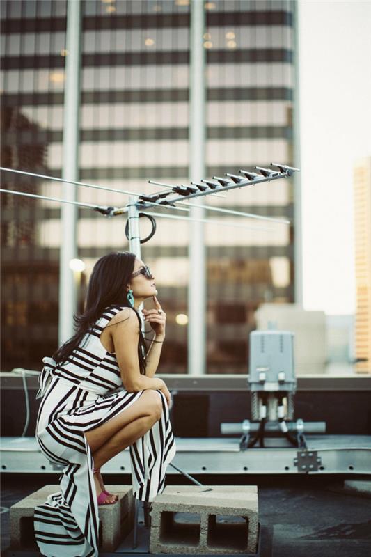 المرأة النحيلة ذات الزي الأنيق ، تعرف كيف ترتدي فستانًا طويلًا جيدًا مع شق