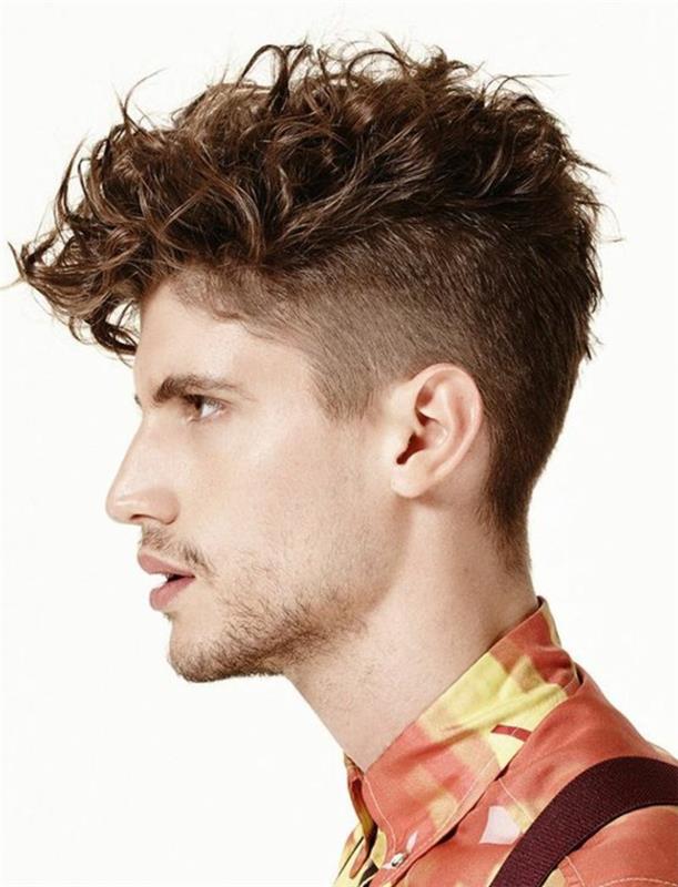 quiff على رجل سمراء ، مع لحية قصيرة جدا وشارب ، وقصات شعر مجعدة ، وقميص منقوش باللون البرتقالي والأصفر